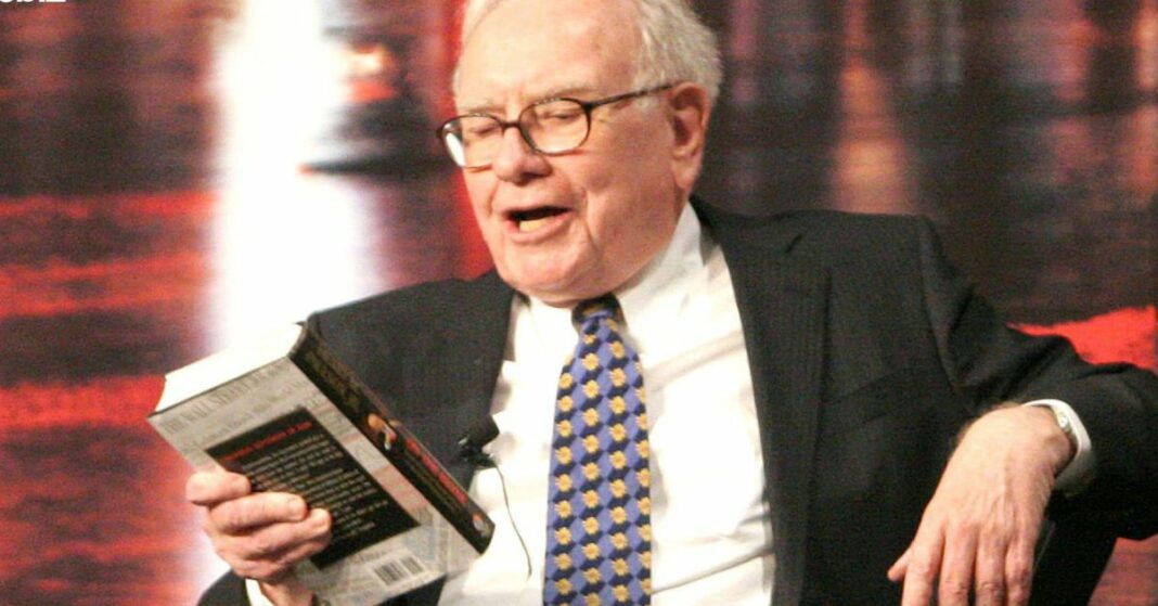 6 Cuốn sách được Tỷ phú Warren Buffett khuyên đọc để bạn sáng suốt hơn