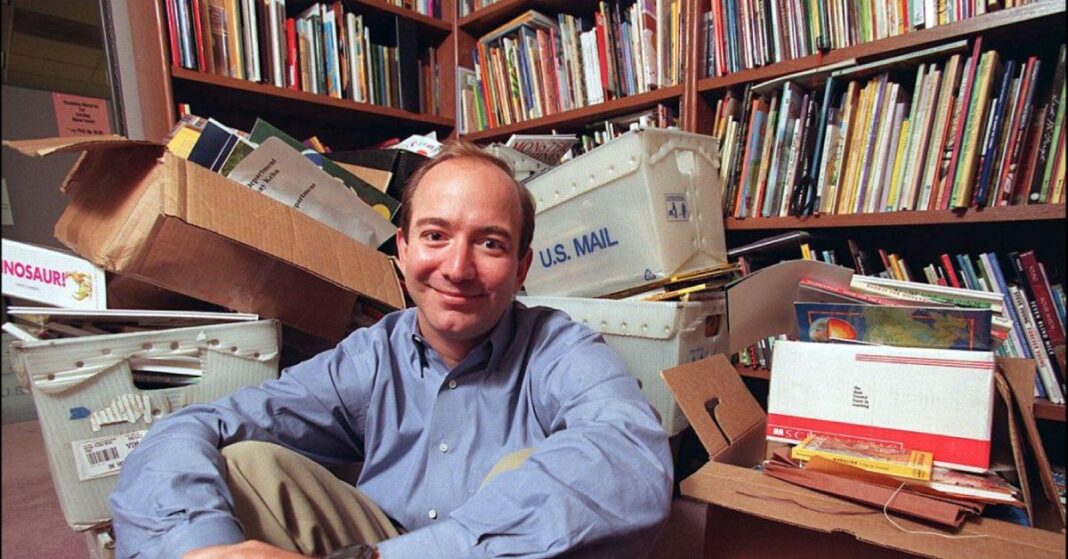 Bận bịu kiếm tiền đến đâu, tỷ phú Jeff Bezos vẫn dành thời gian để đọc sách: Đây là 12 cuốn sách tỷ phú Amazon tâm đắc khuyên bạn không nên bỏ qua
