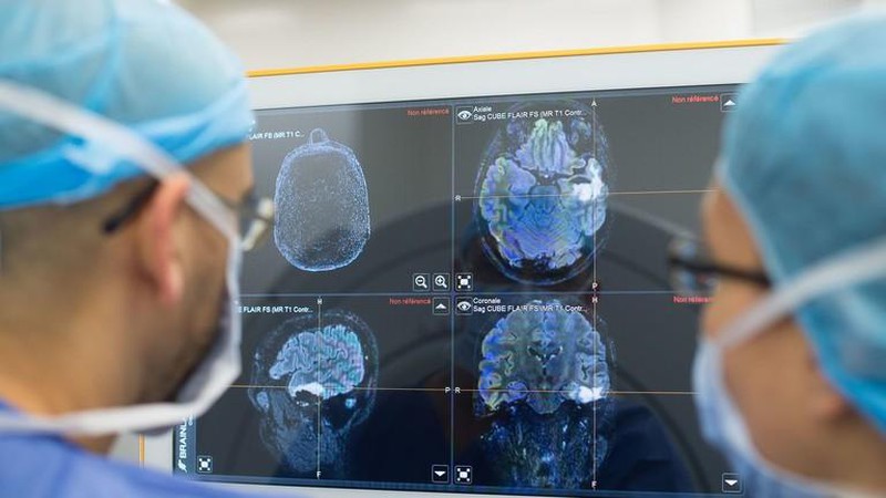 Những người bị liệt sẽ có thể điều khiển các thiết bị như điện thoại thông minh bằng não của họ sau khi được cấy chíp. Ảnh: Universal Images Group qua Getty Images