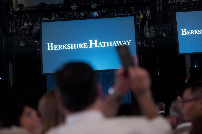 قفزة في الأرباح التشغيلية لـ Berkshire Hathaway في الربع الأول من 2021..  ووارن بافيت يستمر بإعادة شراء الأسهم - الريادة