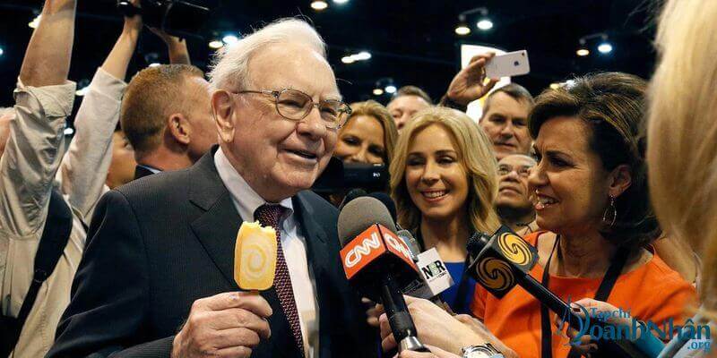 Bậc thầy triết lý Warren Buffett: Từ thiện là "việc làm dễ dàng nhất thế giới"