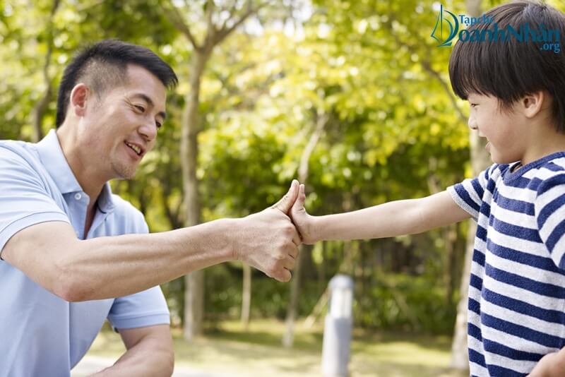 "Bố cho con cái gì?" - Bài học về quyền sở hữu đầu tiên để cha mẹ dạy con nên người