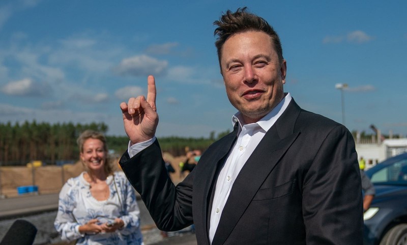 Elon Musk "dạy" thiên tài đầu tư Warren Buffett cách đầu tư: Muốn giàu bằng tôi hãy mua cổ phiếu Tesla!