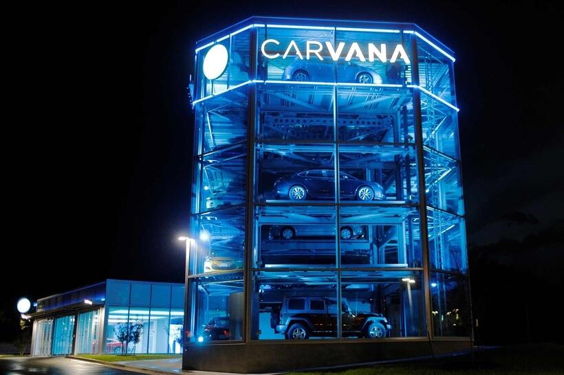Trong bối cảnh dịch covid-19 đang diễn biến ngày một phức tạp, nhiều quốc gia hạn chế đi lại, đây cũng là cơ hội cho các sàn thương mại điện tử phát triển. Tỷ phú Ernie Garcia II và con trai là cổ đông lớn nhất của Carvana - nhà bán lẻ trực tuyến ôtô đã qua sử dụng đã có một ngày thành công khi có lãi tới 5 tỷ USD trong một ngày.
