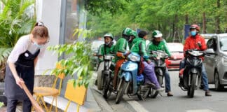 Thực trạng giới trẻ Việt thích bán cà phê, chạy xe ôm hơn là làm văn phòng?