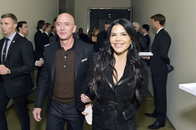 Tỷ phú Amazon Jeff Bezos và bạn gái mới dính nhau như sam hậu ly hôn vợ cũ