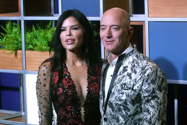 Tỷ phú Amazon Jeff Bezos và bạn gái mới dính nhau như sam hậu ly hôn vợ cũ