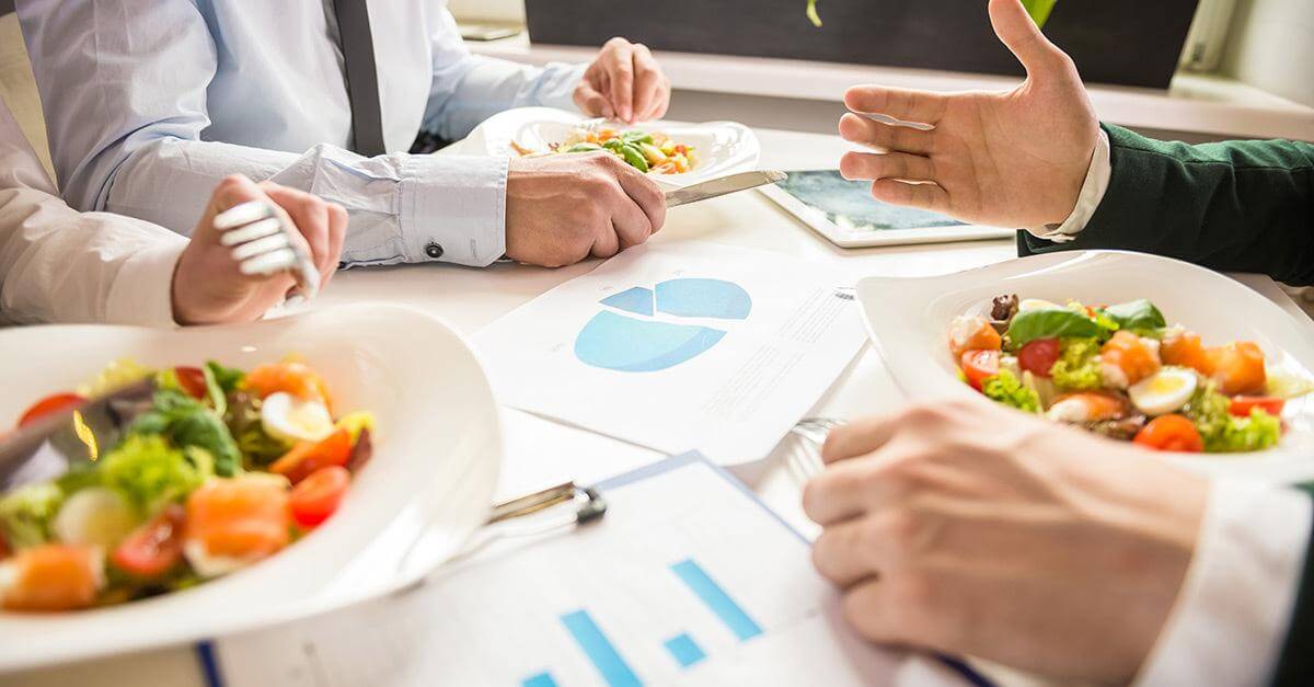 Dùng bữa trưa với đối tác sao cho đúng? Câu trả lời của chuyên gia sẽ giúp  các doanh nhân giành chiến thắng ngay từ trên bàn ăn!