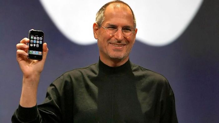Khi Apple Store ra mắt lần đầu tiên vào năm 2001, Jobs đã khẳng định Apple Store không phải chỉ để bán "bán máy tính", mà là sẽ "thay đổi cuộc sống con người...