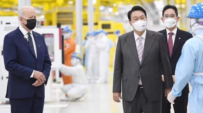 Tổng thống Mỹ Joe Biden, Tổng thống Hàn Quốc Yoon Suk-yeol và Phó chủ tịch Samsung Lee Jae-yong trong chuyến thăm đến nhà máy công ty tại Pyeongtaek hồi tháng 5 - sau khi ông Lee được tạm tha. Ảnh: Reuters.