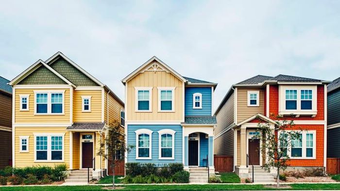  Ở Mỹ, ngoài tiền mua nhà và lãi vay thế chấp, chủ sở hữu còn phải lo rất nhiều khoản chi khác như thuế bất động sản, thuế nhà đất và cả phí bảo trì. Ảnh: Getty Images. 