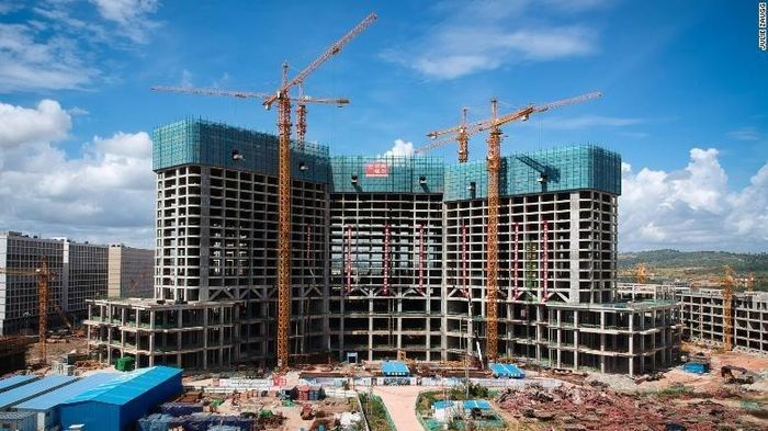 Một dự án sòng bài kết hợp căn hộ cao cấp ở Sihanoukville của chủ đầu tư Trung Quốc. Ảnh: CNN.