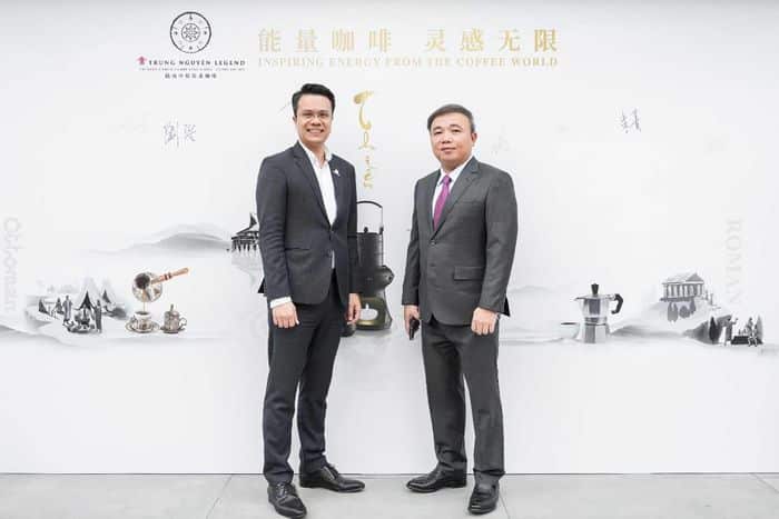 Tổng lãnh sự Nguyễn Thế Tùng (phải) và Giám đốc Phát triển kinh doanh toàn Trung Quốc của Trung Nguyên Legend Lý Thanh Hải.