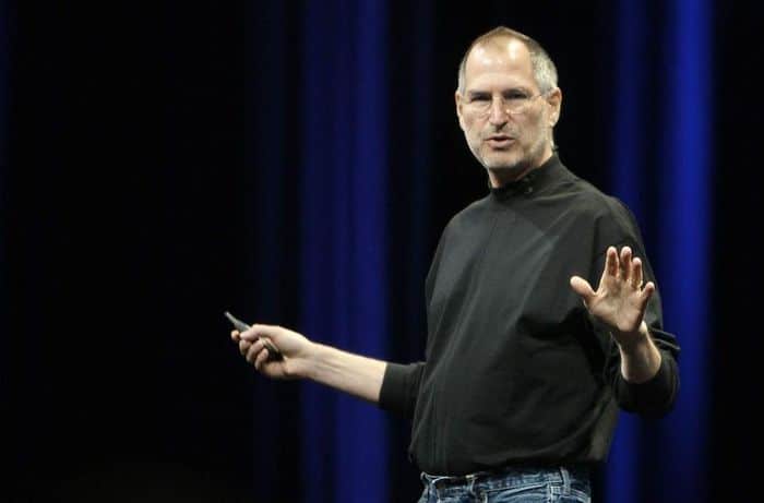  Steve Jobs vận chiếc áo thun cổ lọ màu đen quen thuộc trong một buổi thuyết trình. Nguồn: iabm. 