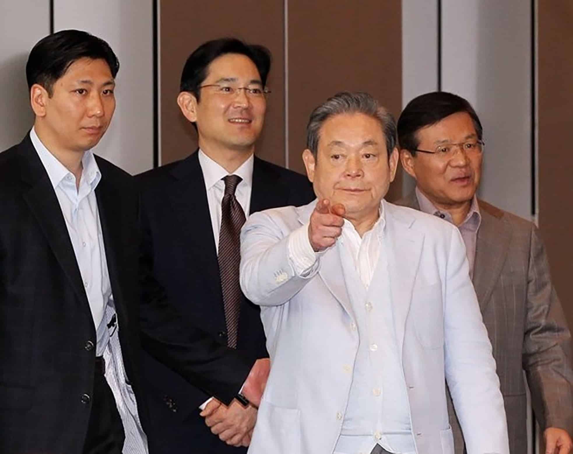 Chủ tịch Samsung Electronics Lee Kun-hee (thứ 3 từ trái sang) và con trai cùng các nhân viên của công ty bước tại tòa nhà văn phòng Samsung Electronics ở Seoul năm 2011. Ảnh: Yonhap