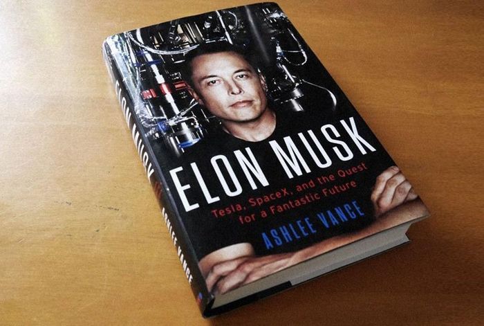  Sách Elon Musk: Tesla, SpaceX và sứ mệnh tìm kiếm một tương lai ngoài sức tưởng tượng của Ashlee Vance. Ảnh: Alpha Books. 