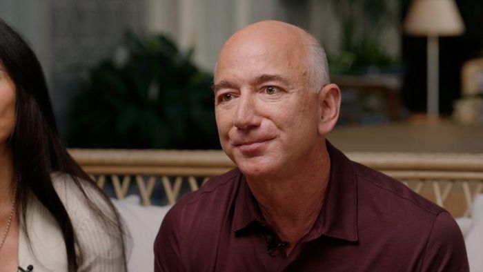  Tỷ phú Jeff Bezos cam kết sẽ cho đi phần lớn khối tài sản trị giá 124 tỷ USD để làm từ thiện. Cam kết được đưa ra khi ông cùng bạn gái Lauren Sanchez trả lời phỏng vấn đài CNN ngày 14/11. Ảnh: CNN. 
