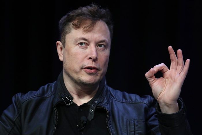  Elon Musk nói ông từng làm việc 120 giờ/tuần, ăn ngủ tại văn phòng Tesla. Ảnh: Forbes. 
