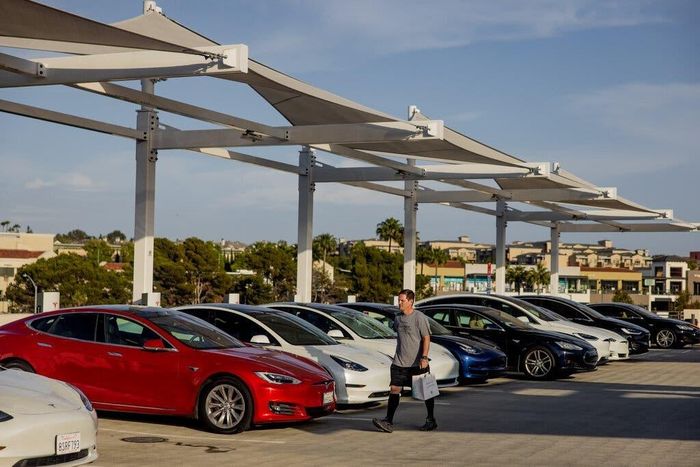  Một trạm sạc xe Tesla tại San Diego, Mỹ. Ảnh: New York Times. 