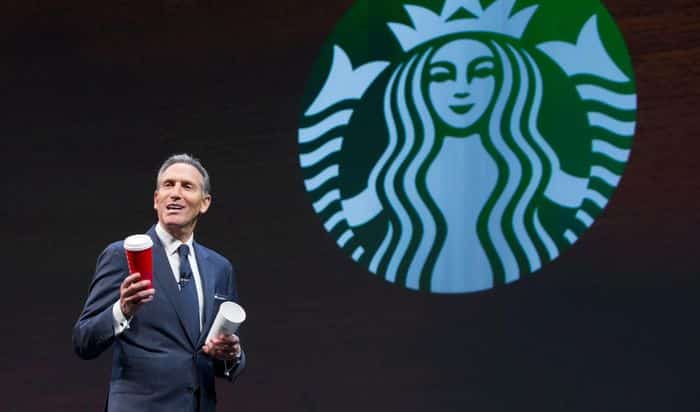  “Bố già” Howard Schultz cũng quay lại để tìm kiếm và đào tạo một nhà điều hành mới. Ảnh: GQ. 