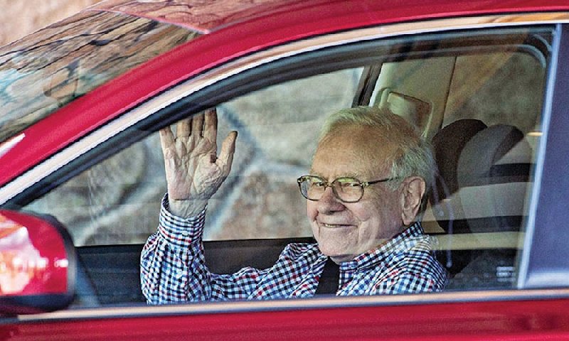 Khám phá khối tài sản của Warren Buffett : Căn nhà được mua từ 1958, ô tô tuổi đời 7 năm, điện thoại nắp gập và sách