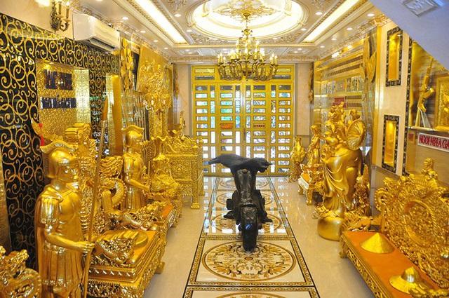 Choáng ngợp với những ngôi nhà đồ sộ phủ đầy vàng của đại gia Việt - 3