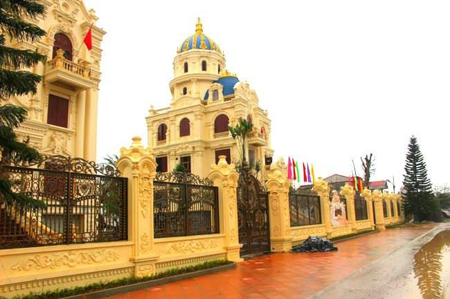 Choáng ngợp với những ngôi nhà đồ sộ phủ đầy vàng của đại gia Việt - 9