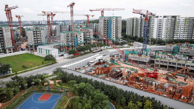 Một khu nhà ở xã hội đang được xây dựng tại Singapore - Ảnh: Reuters